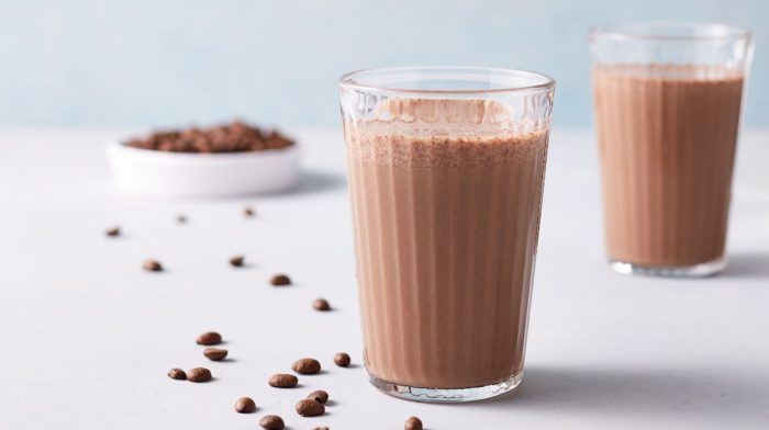 Batido de chocolate y café alto en proteínas para el desayuno