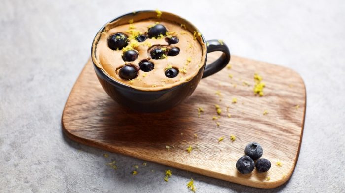 Mug Cake vegano proteico de bayas | Postres en el microondas