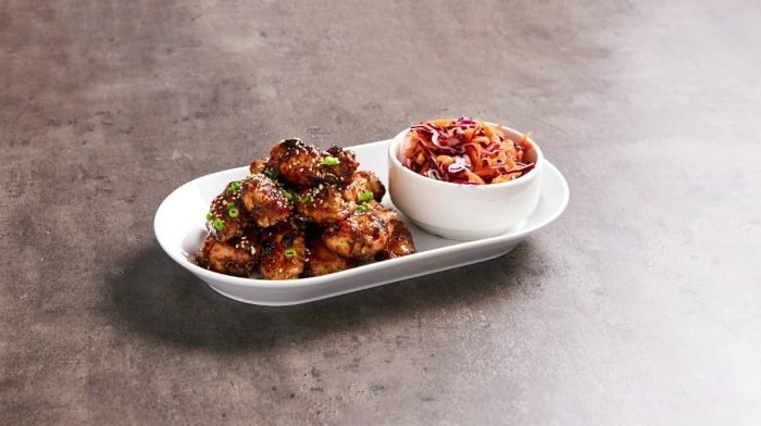 Alitas de pollo chinas y ensalada de col | Recetas Fakeaway