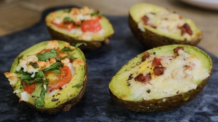 Aguacates rellenos de huevo al horno | Desayuno Keto