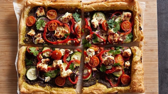 Pastel de verduras al horno con queso feta | Recetas saludables