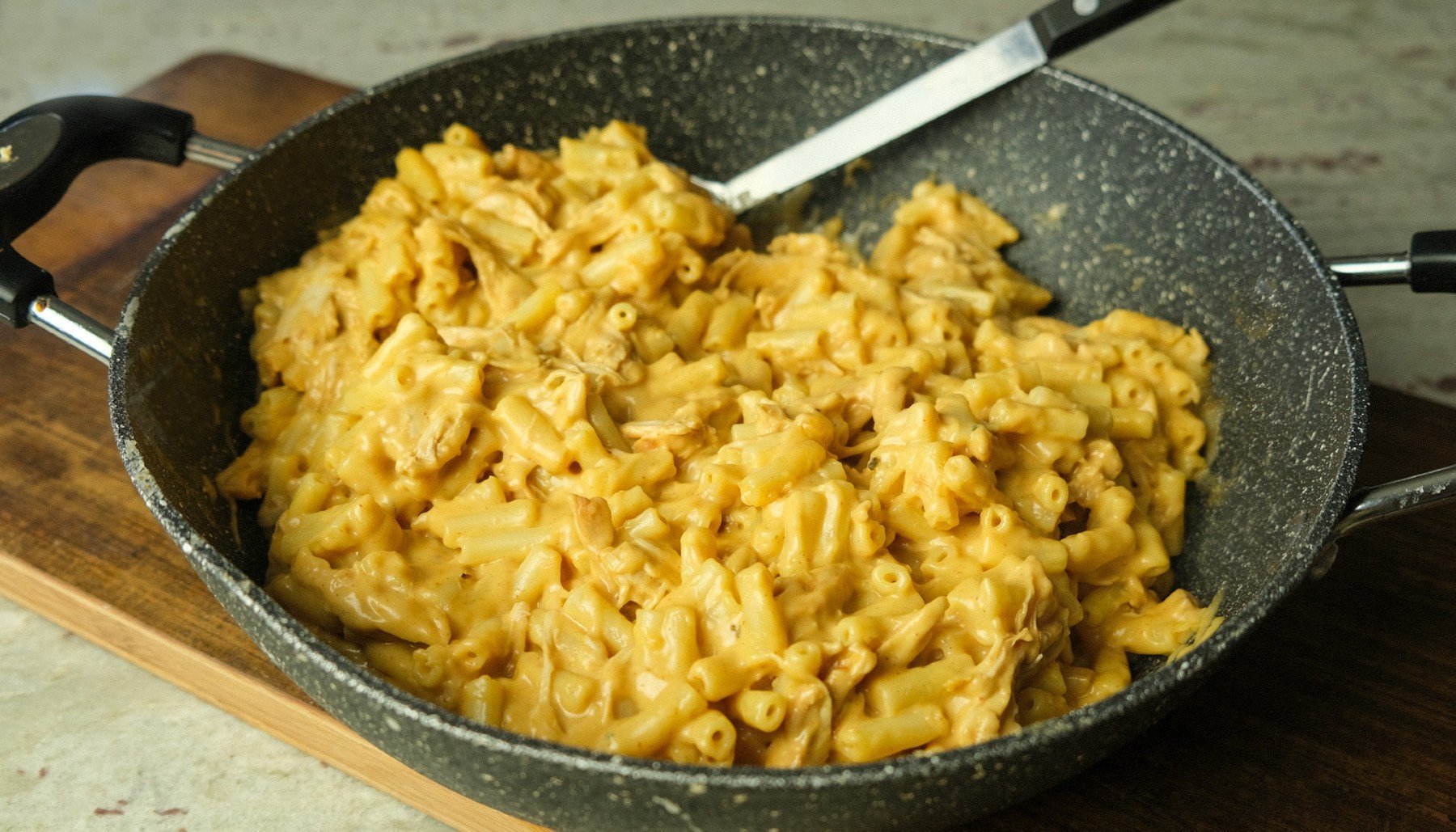 Macarrones con queso y pollo BBQ