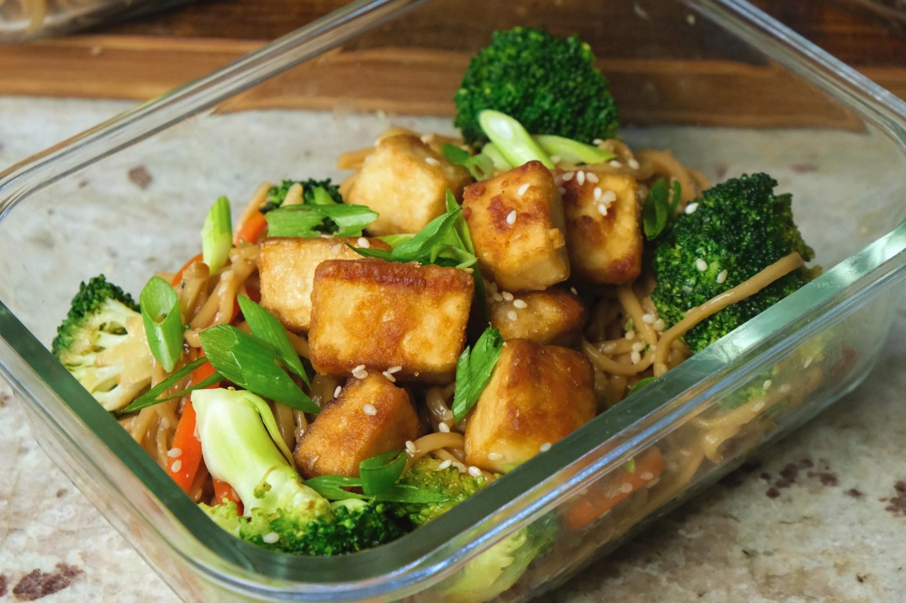 Fideos teriyaki con tofu y verduras