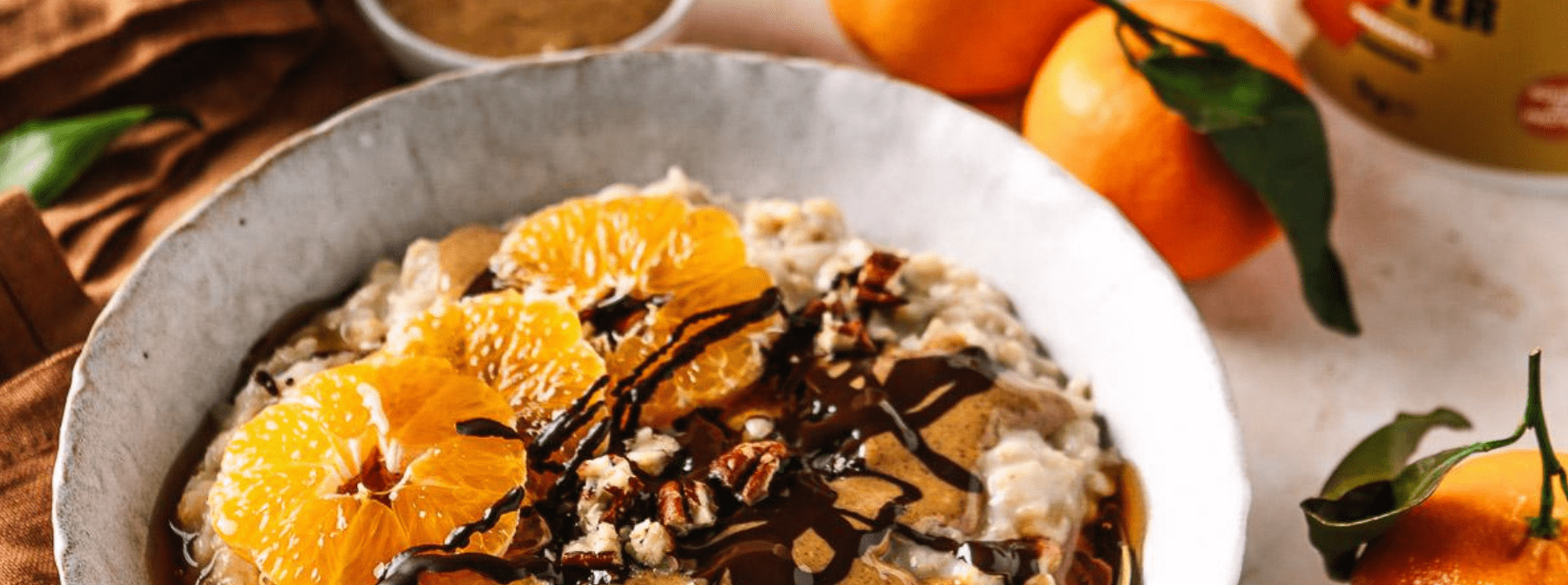 Porridge vegano alle clementine, burro di arachidi e cioccolato