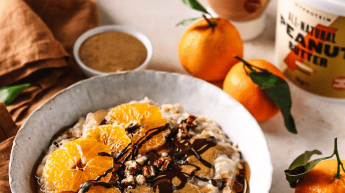 Porridge vegano alle clementine, burro di arachidi e cioccolato