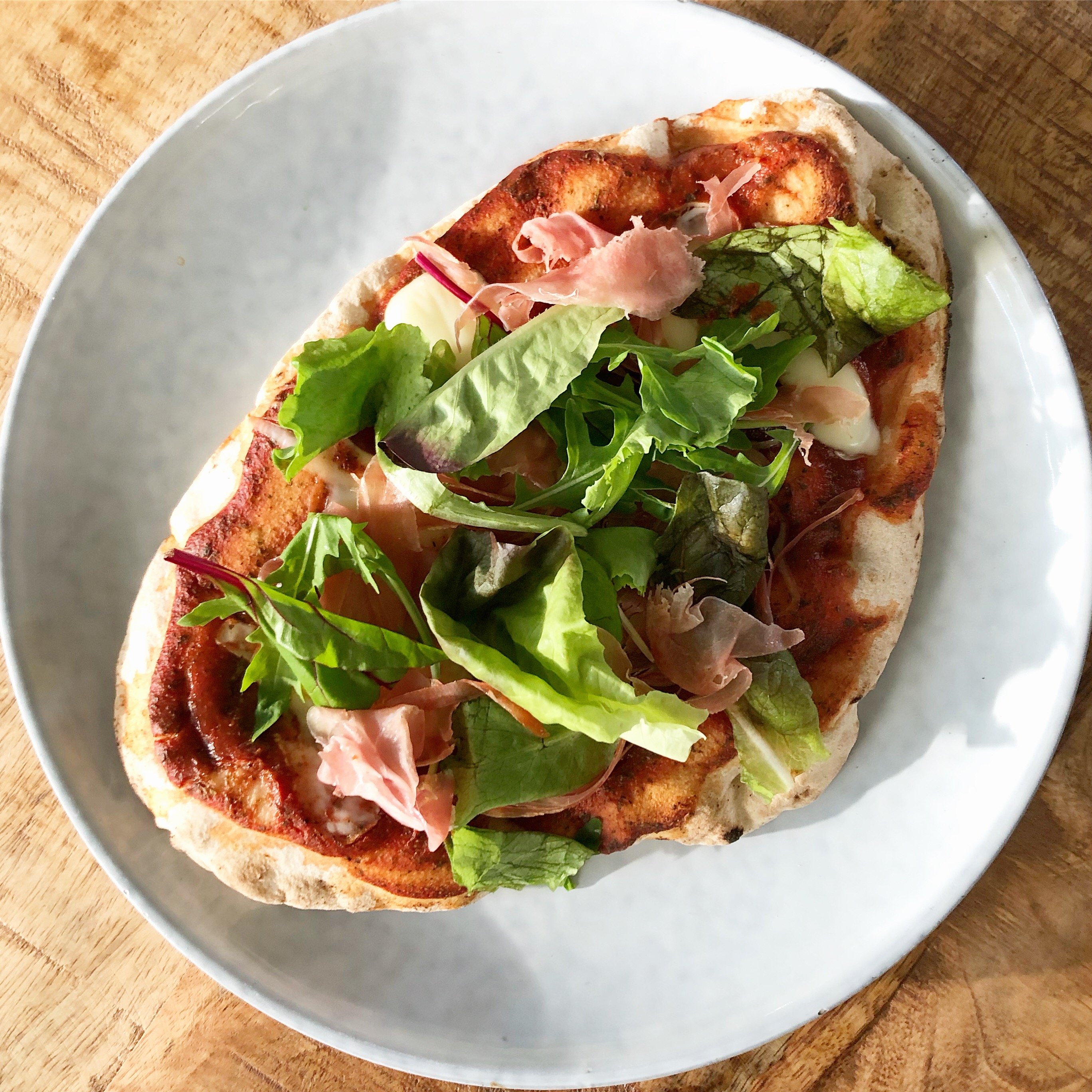 Naanpizza | Met ham, rucola & Italiaanse kruiden