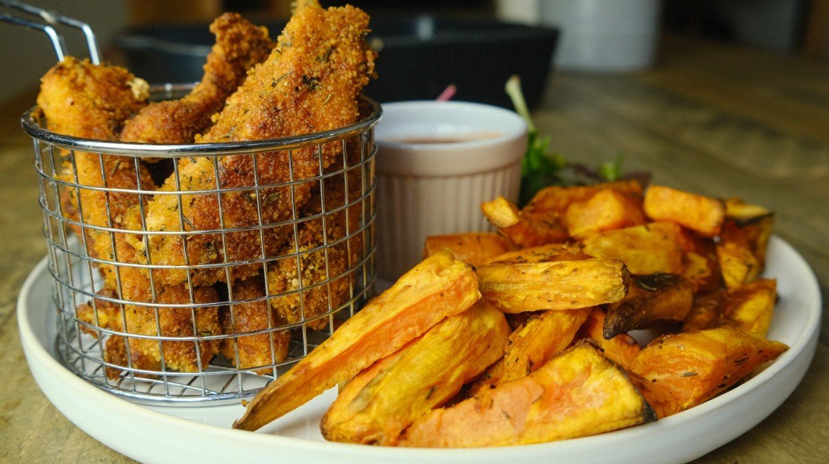 Southern Fried Chicken Goujons Met Suikervrije Saus MYPROTEIN™