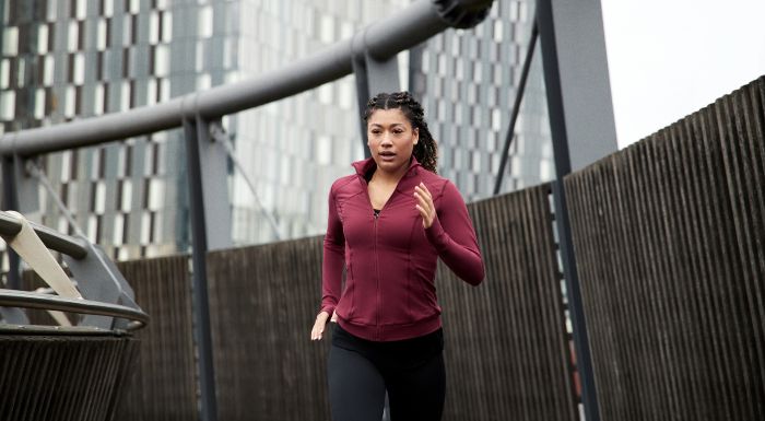 Onverzadigde vetzuren vrouw aan het hardlopen