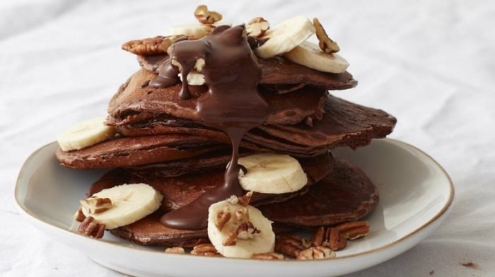 Banana Pecan Protein Pancakes Met Gooey Chocolade Saus