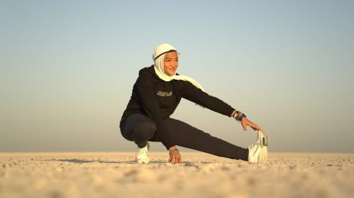 5 minuten met Manal Rostom | Marathonloper, bergbeklimmer en oprichter van “Surviving Hijab”