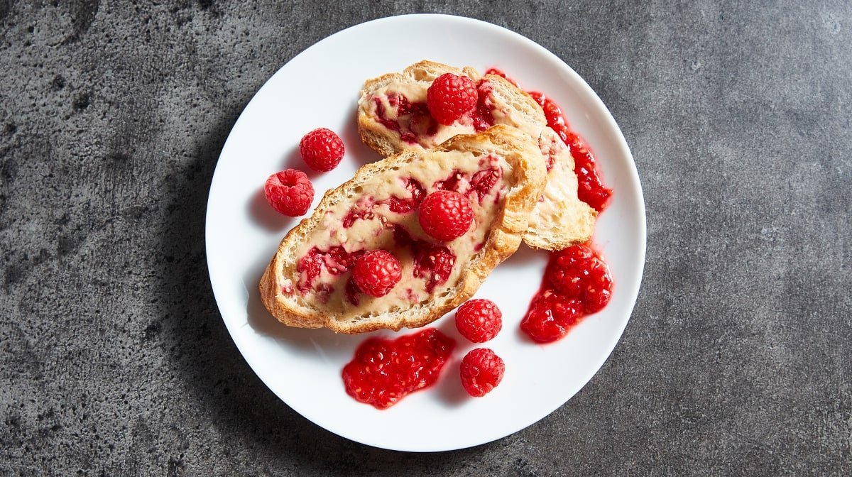 Raspberry Cheesecake-Filled Croissants | Eiwitrijk Ontbijt