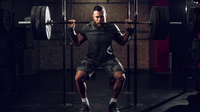Wat is de beste squat voor spiergroei? | Barbell vs Smith Machine