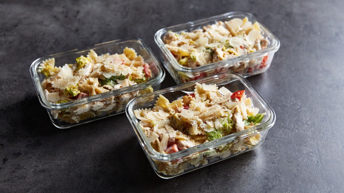 https://blogscdn.thehut.net/app/uploads/sites/478/2022/02/featureChicken-Caesar-Pasta-Salad_MP_KITCHENRECIPESQ4_SHOT11-min1_1645434862.jpg