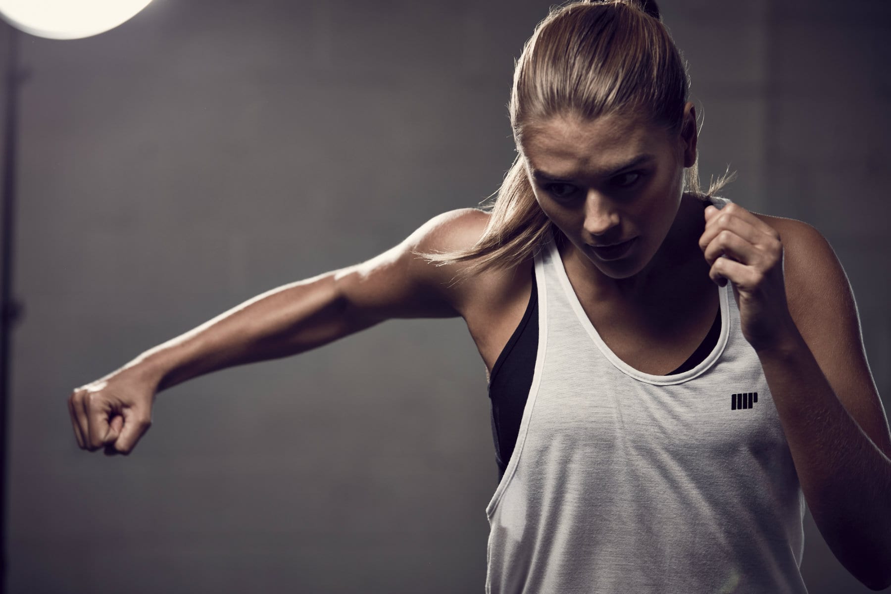 A 7 leghatékonyabb mellizom gyakorlat nőknek | Otthoni és edzőtermi mellizom edzés