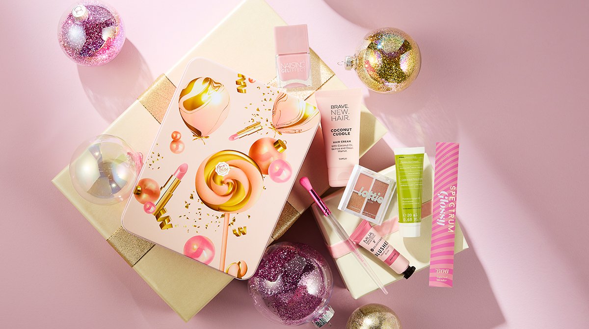 Full reveal: Meet us “Under the Glossy Tree” with the December GLOSSYBOX 