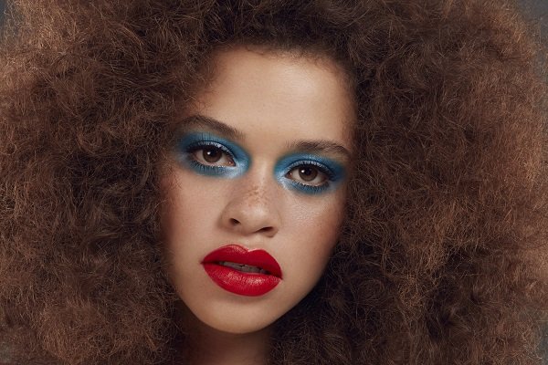 FEELING BLUE? HOW TO DO THE BLUE EYE MAKEUP LOOK THIS SUMMER