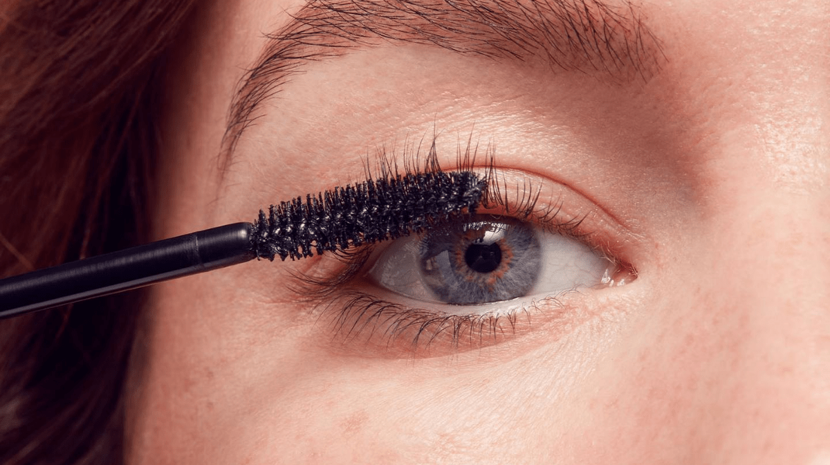 How Do You Apply Mascara For Beginners?