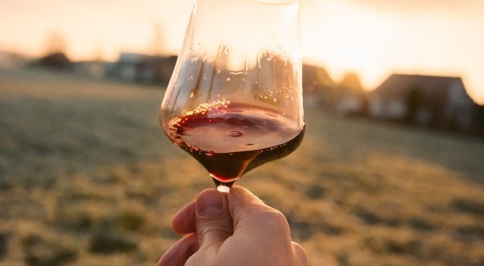 wino w kieliszku