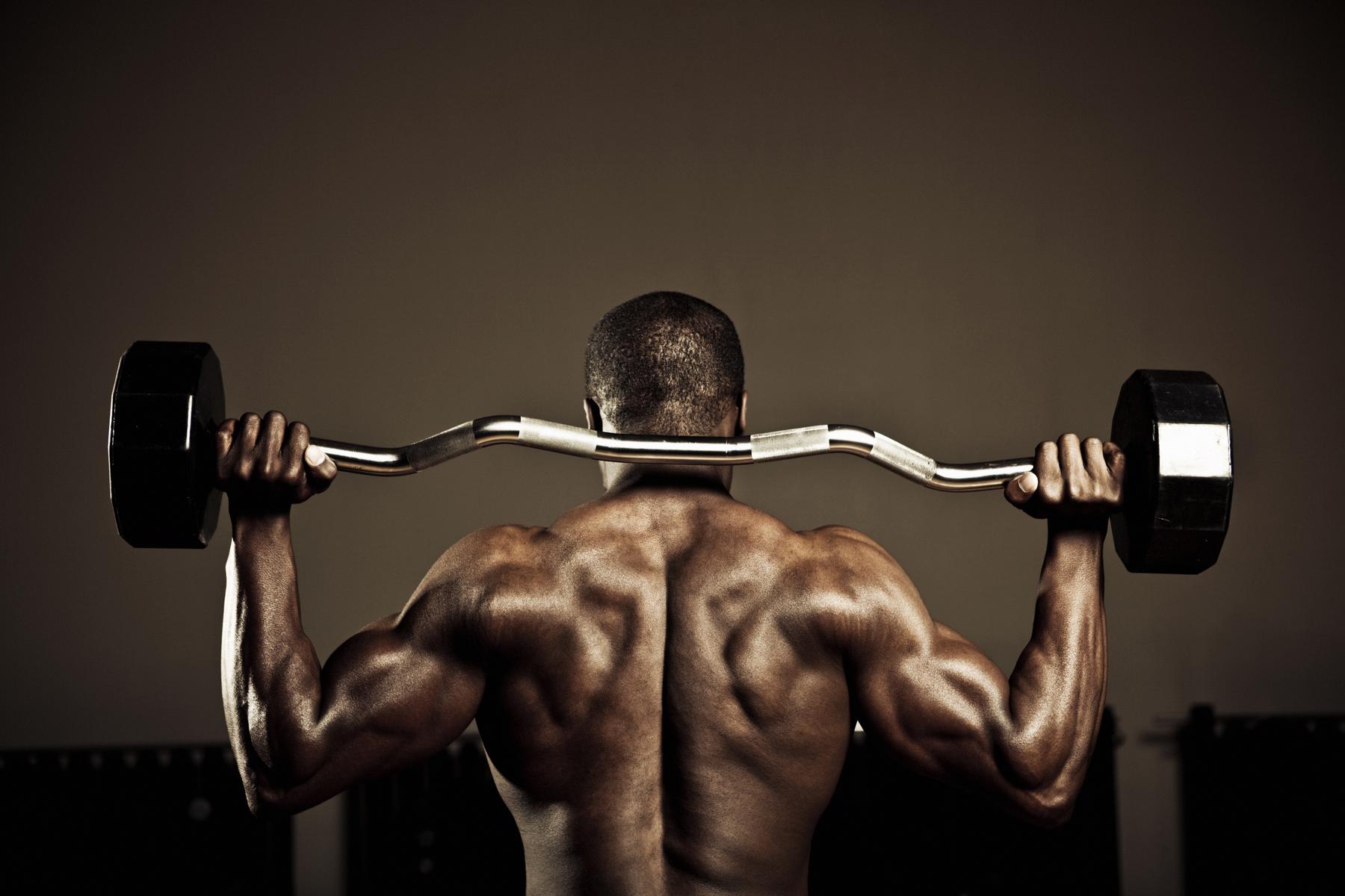 18 個自重訓練，打造更強壯的背部