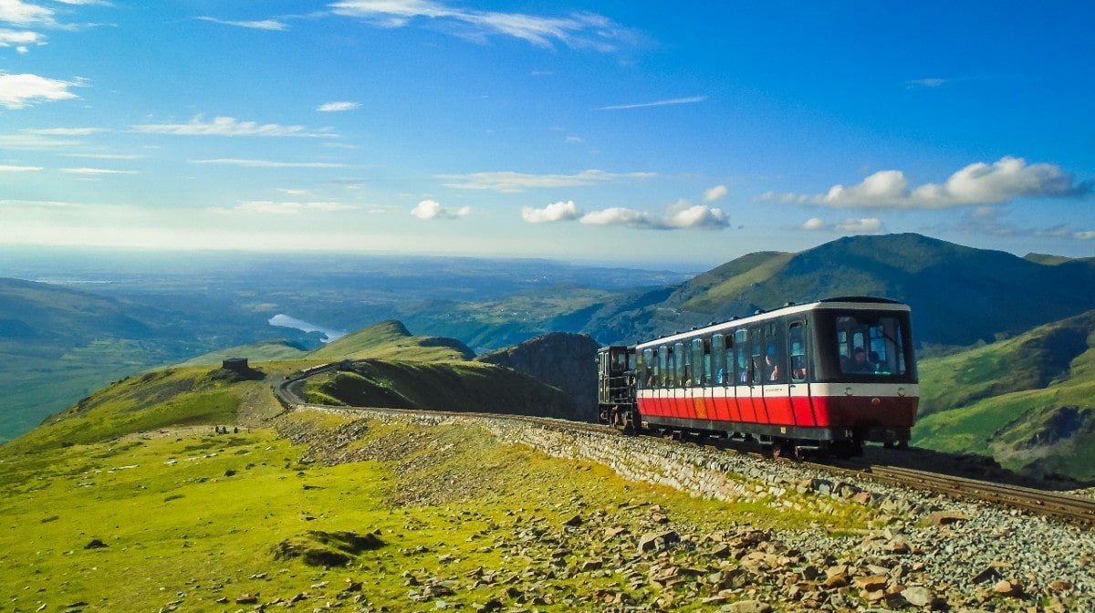 “Please Respect The Mountain” | Snowdon Overrun With Tourists
