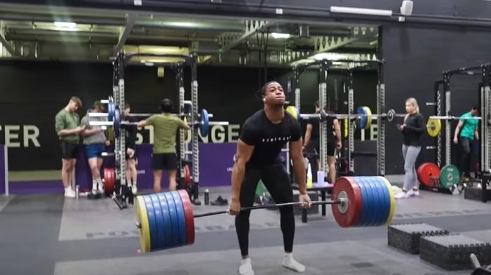 19-Year-Old Deadlifts 300kg As Whole Gym Watches