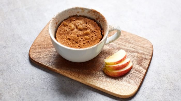 Proteínový Hrnčekový Koláč S Jablkom | Dezerty Vhodné Na Prípravu V Mikrovlnke