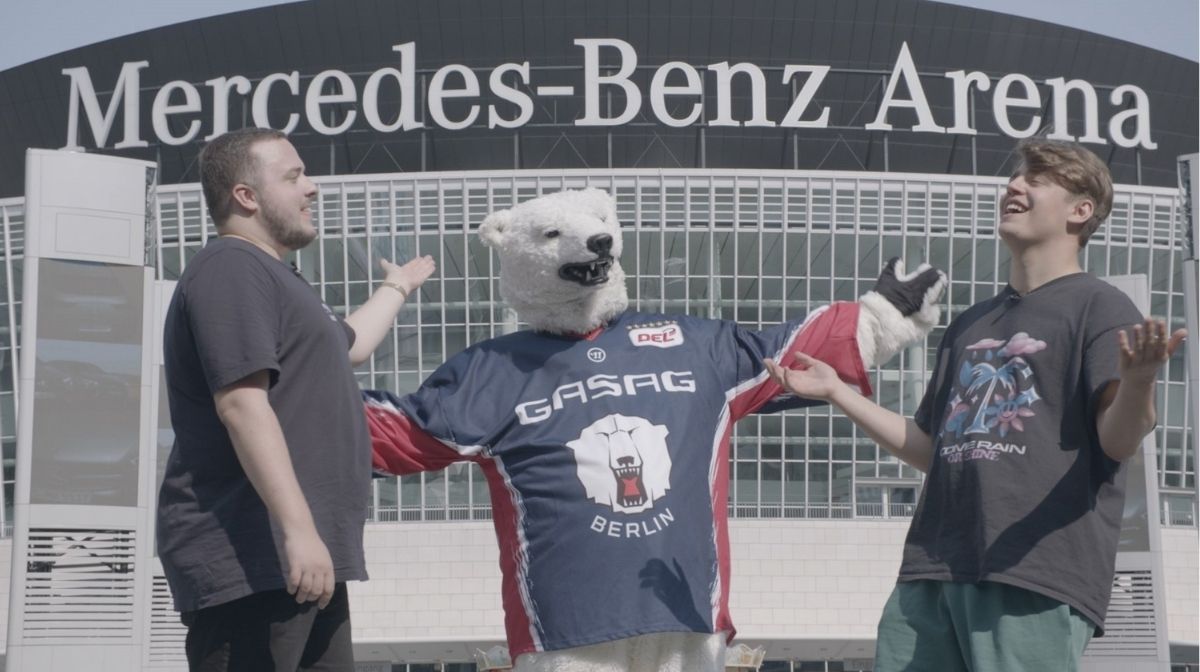 Bei Challenge Nr. 2 der Gillette Schnitzeljagd stellt sich Gamer Papaplatte den Berliner Eisbären