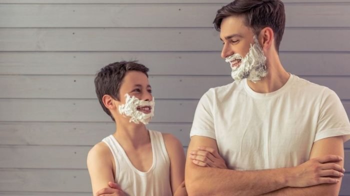 So sprichst Du mit Deinem Sohn über die erste Rasur