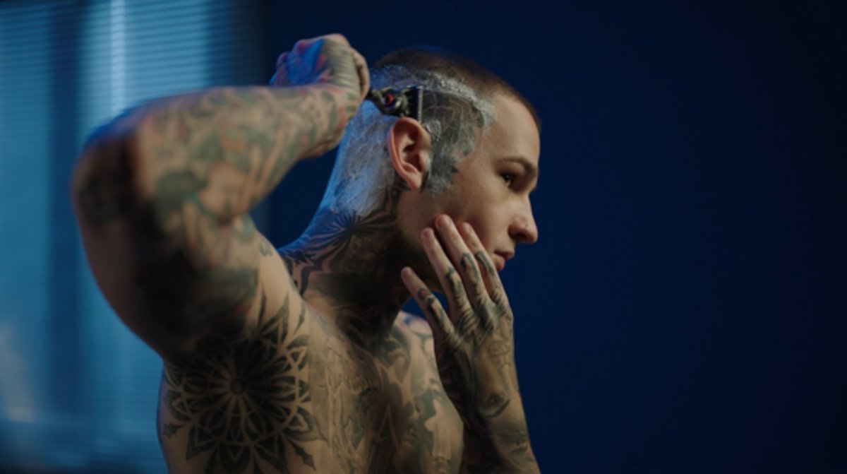Max Jacobasch betont seine Tattoos am Kopf mit Glattrasur | Gillette DE