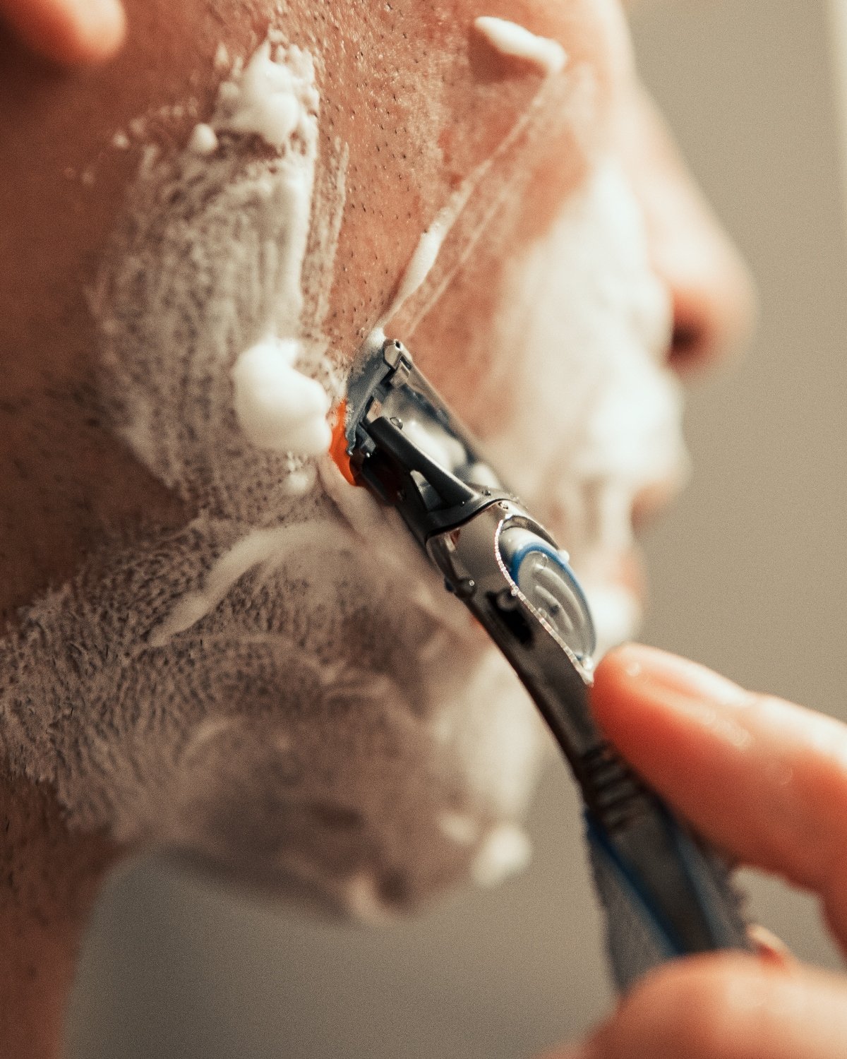 Das Rasiergel hilft dem Rasierer, leichter über die Haut zu gleiten | Gillette DE