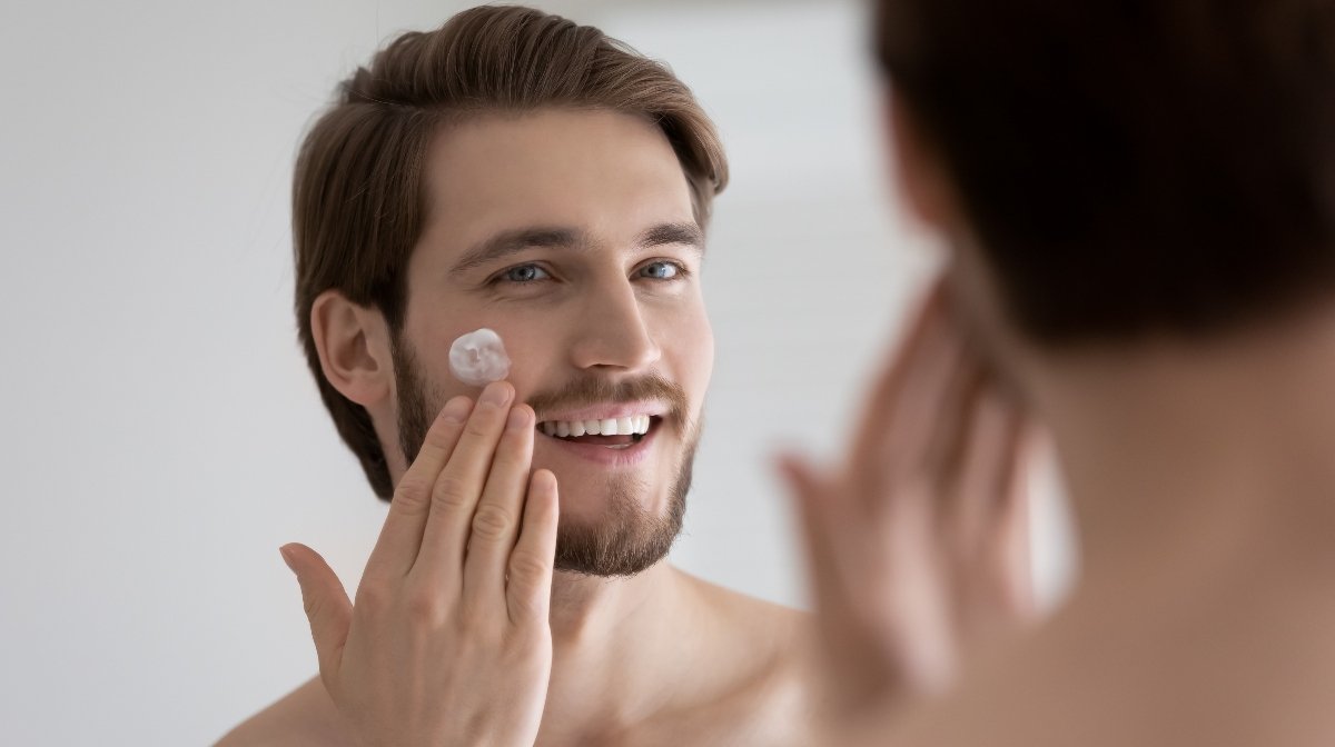 Creme Dein Gesicht täglich ein, um Deine Haut vor Maskne zu schützen | Gillette DE