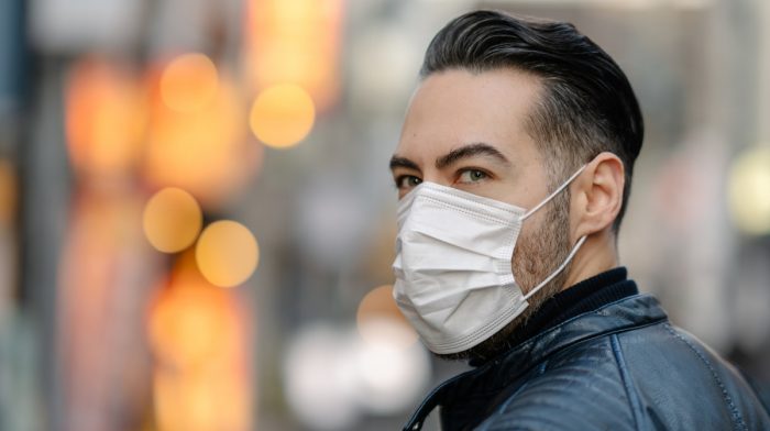 "Maskne" vermeiden: Pflegetipps für Haut und Bart