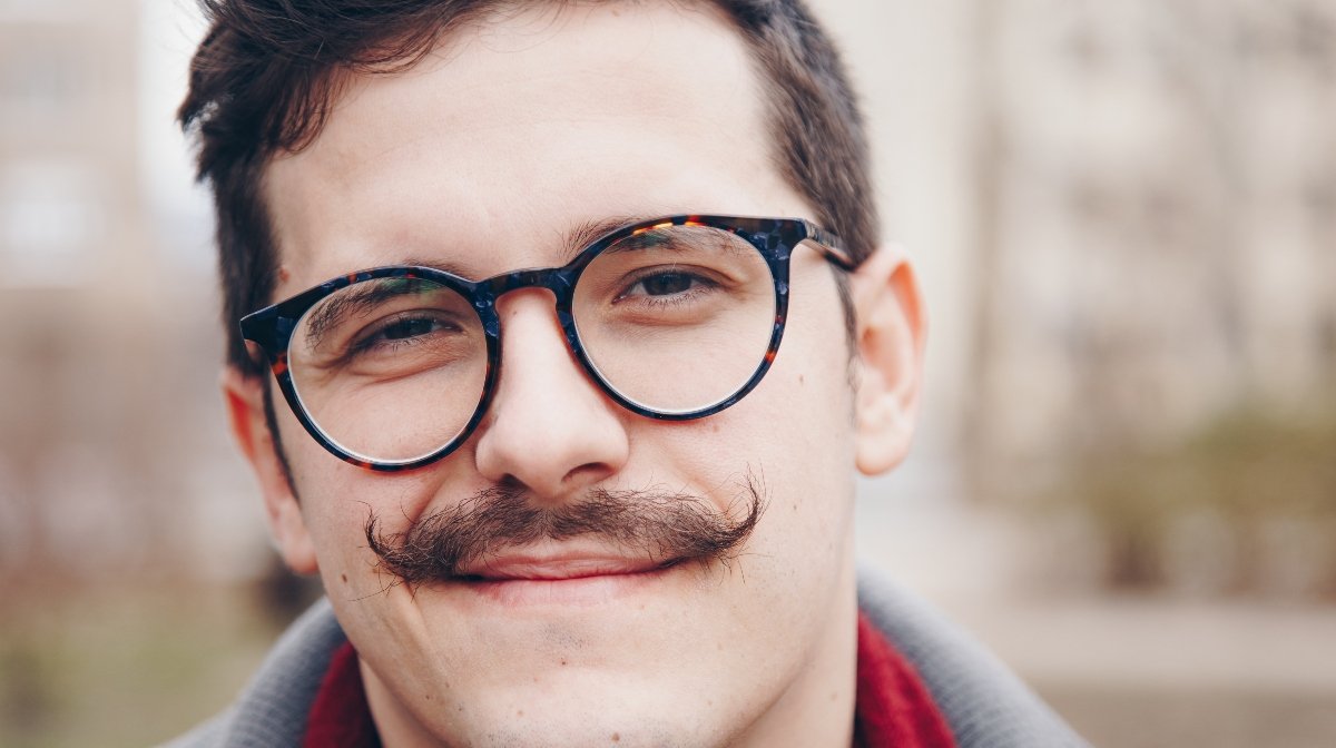 Vollrandbrille mit breitem Rahmen passt wunderbar zu einem Schnurrbart | Gillette DE