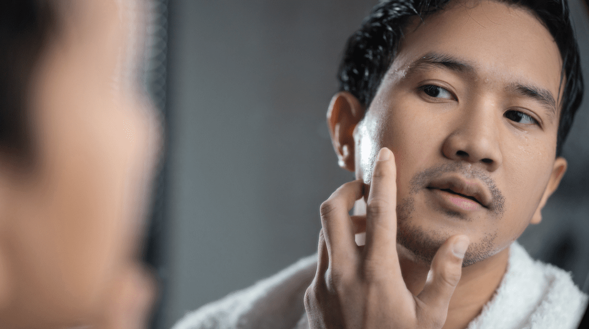 Große Poren werden oft als Makel angesehen. Erfahre auf Gillette, wie du deine Poren verkleinern kannst.