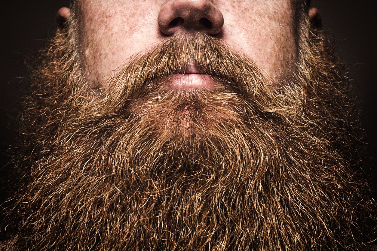 Unsere Blogger Schoenhaesslich erklären bei Gillette, wie Du deinen lockigen oder glatten Bart richtig pflegst | Gillette DE