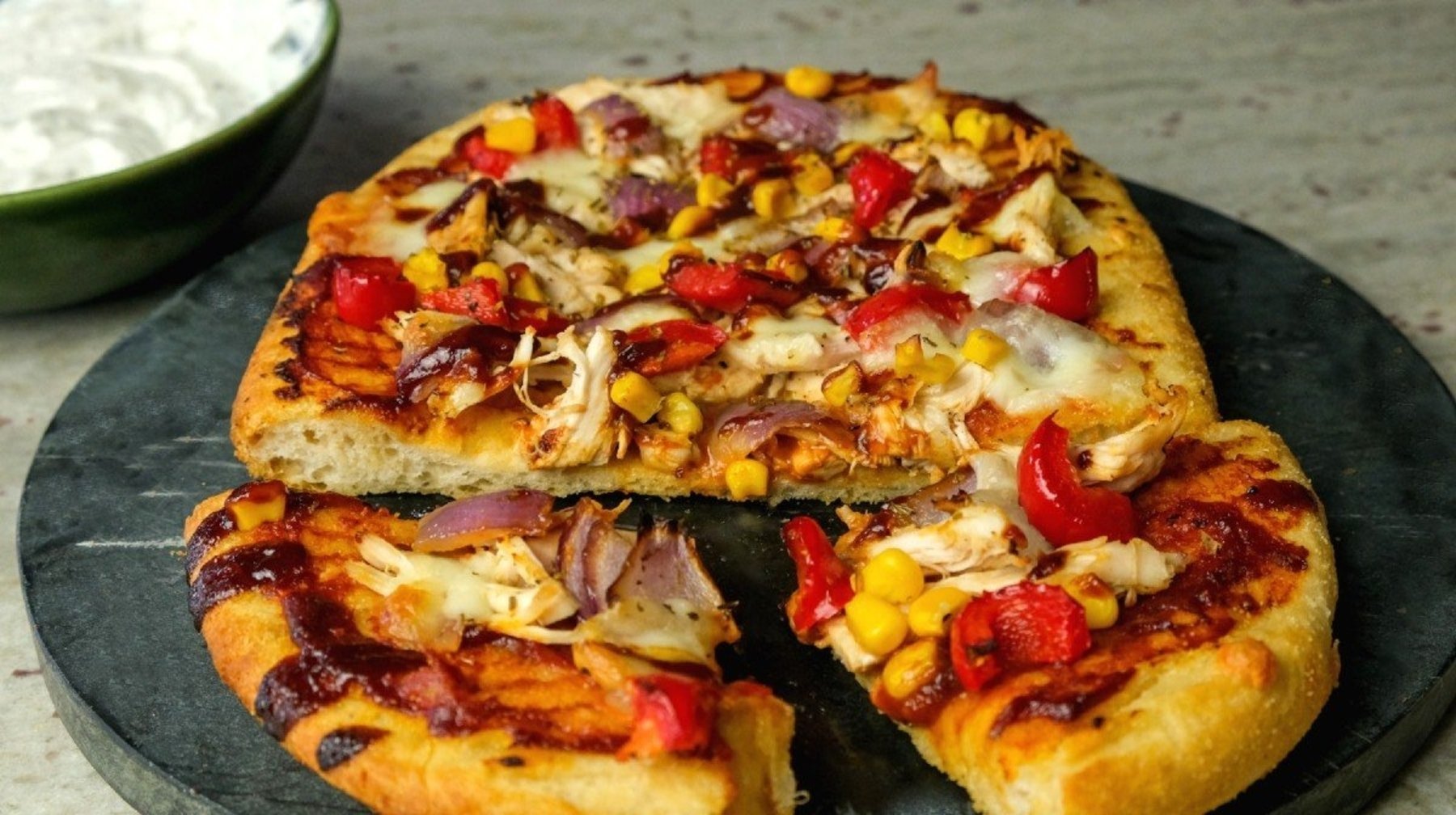 BBQ Chicken Pizza Met Knoflook & Herb dip | Fakeaway Recepten