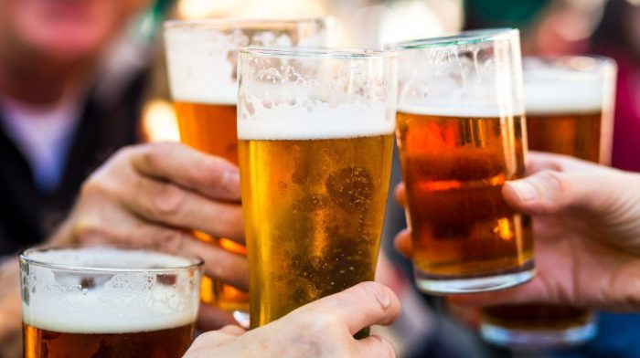 Moet ik alcohol laten staan om af te vallen?