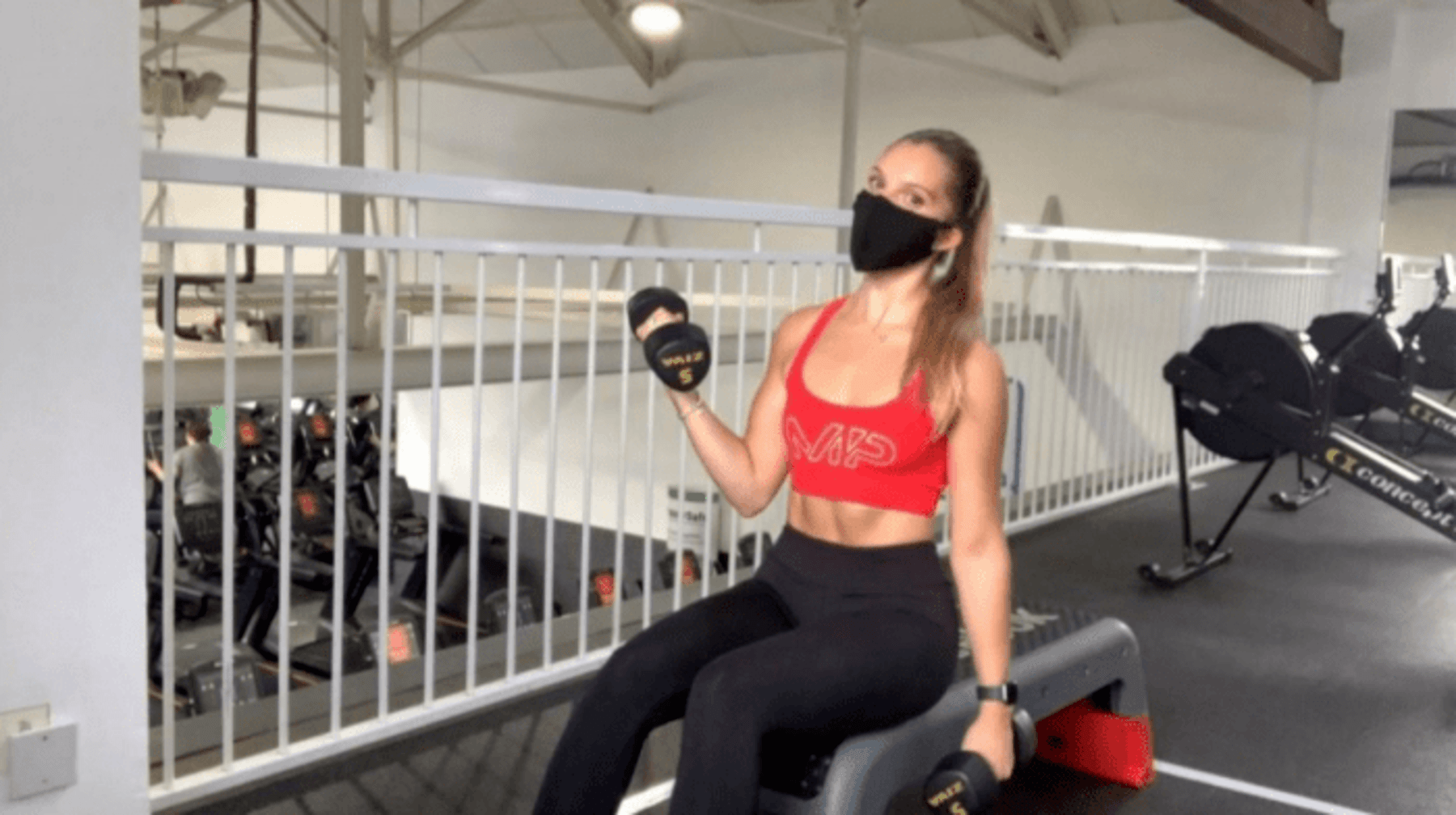 Hoe zijn de sportscholen na de Lockdown? | First Gym Workout With Amber Smith
