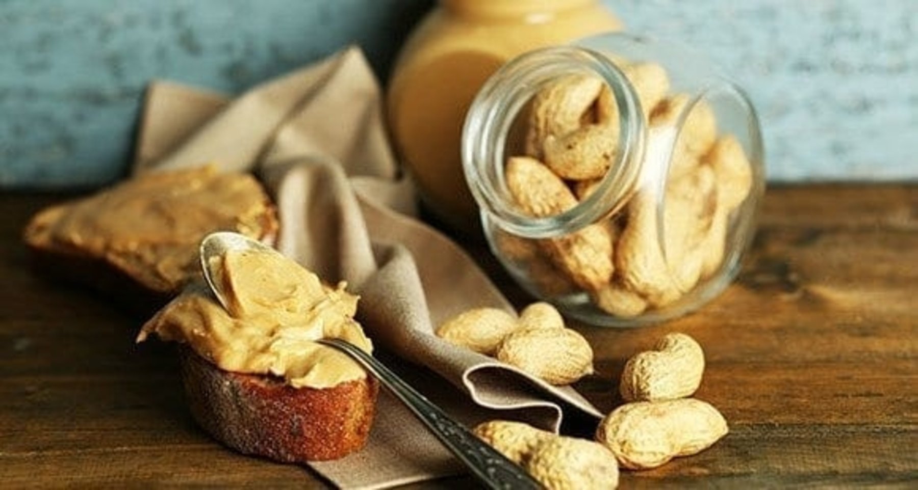 6 gezondheidsvoordelen van pindakaas en hoe je er meer van kunt eten