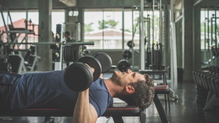 Hoe doe je de Dumbbell Bench Press?