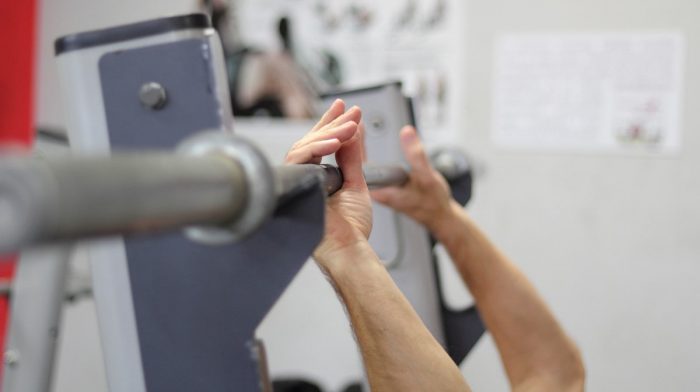 Hoe de close grip bench press te doen | Techniek en variaties