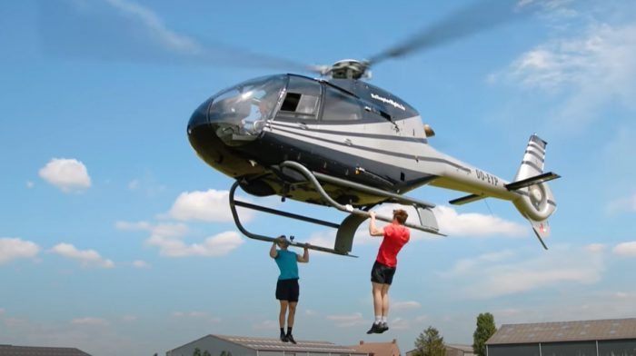Pull-Up-uitdaging op bewegende helikopter