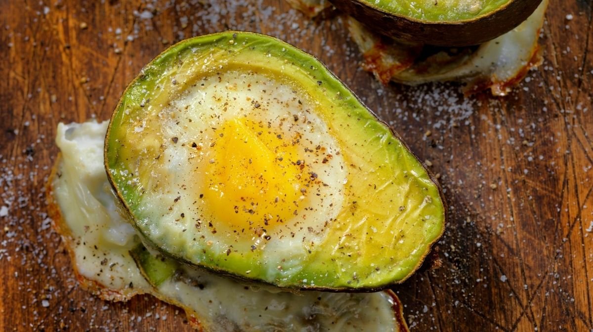 keto-friendly avocado baked eggs