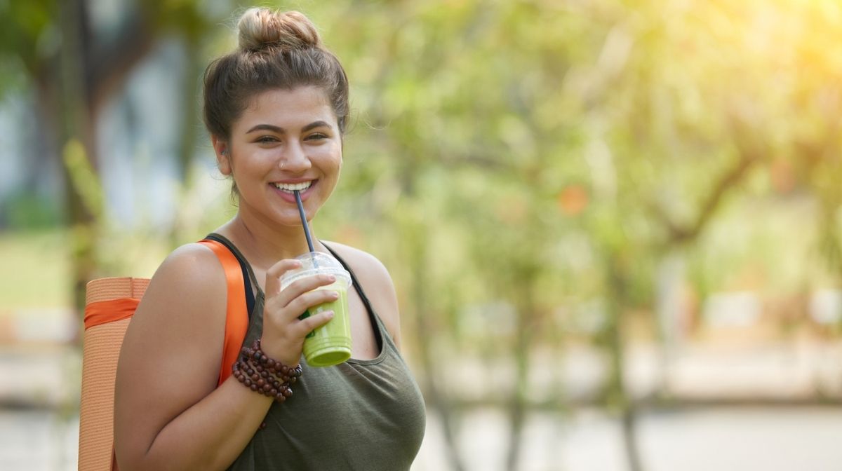 woman drinking a collagen smoothie