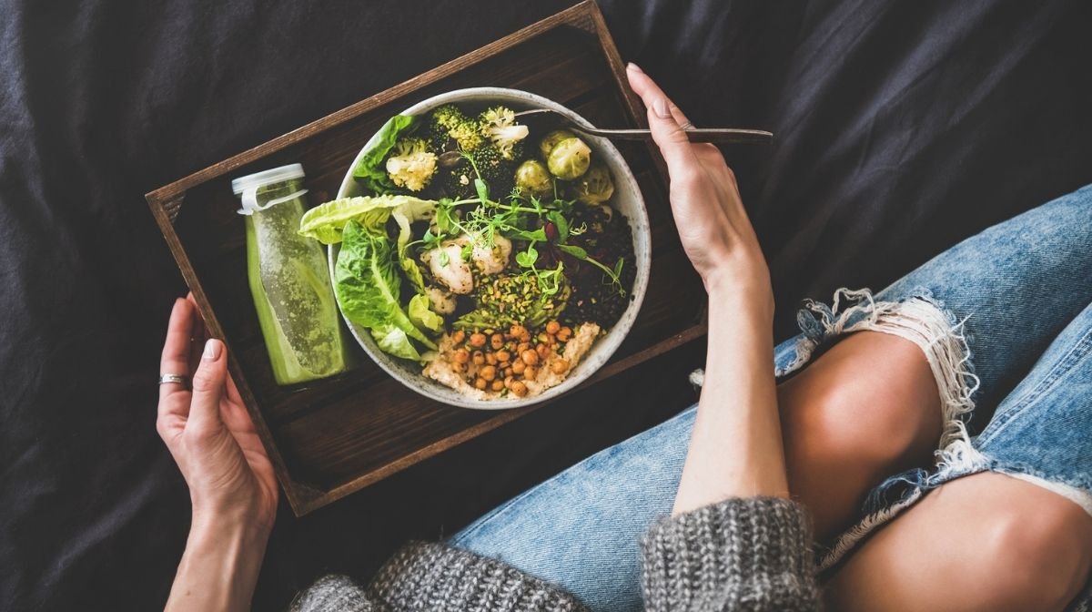 woman with bowl of healthy food on a tray