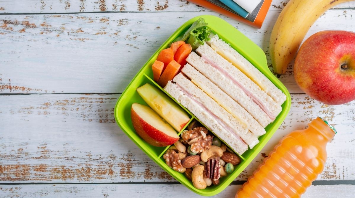 child's packed lunch