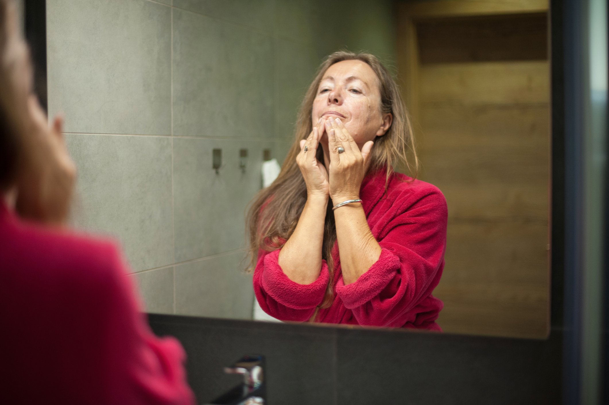 A Guide to Dealing with Menopausal Acne