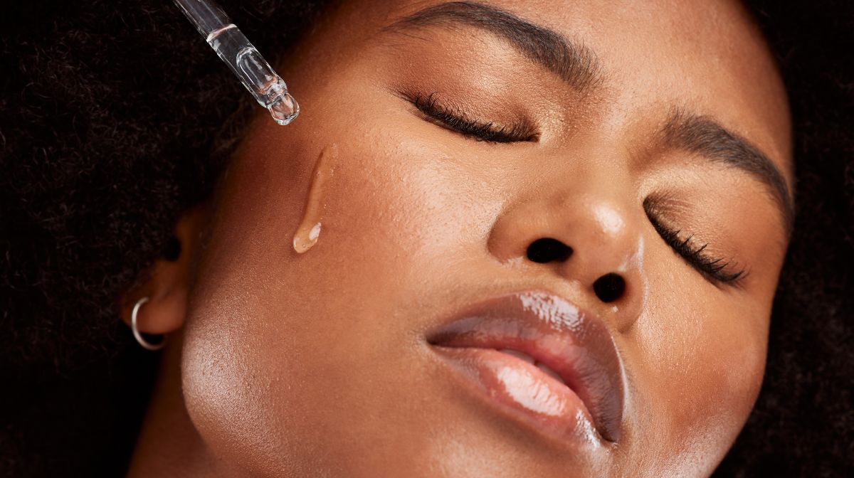 A woman correctly applies face serum | No7 US