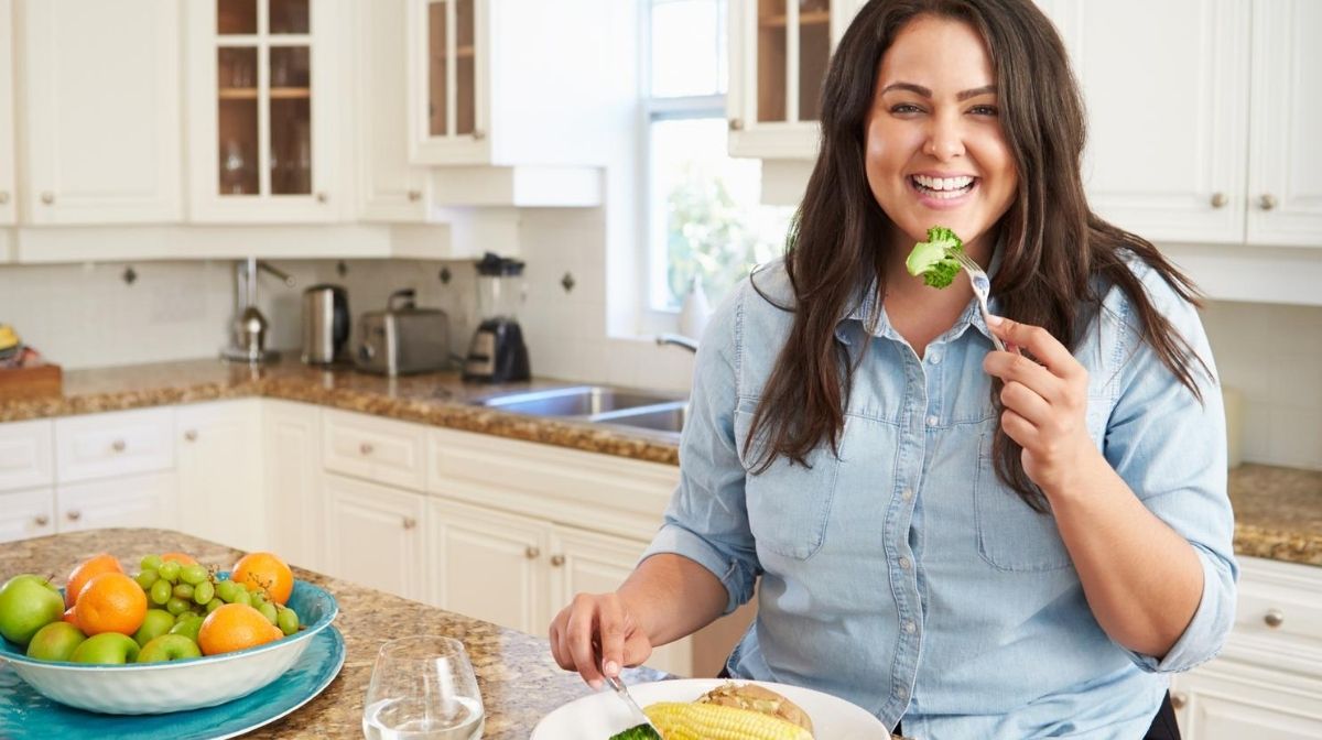 woman eating a healthy meal