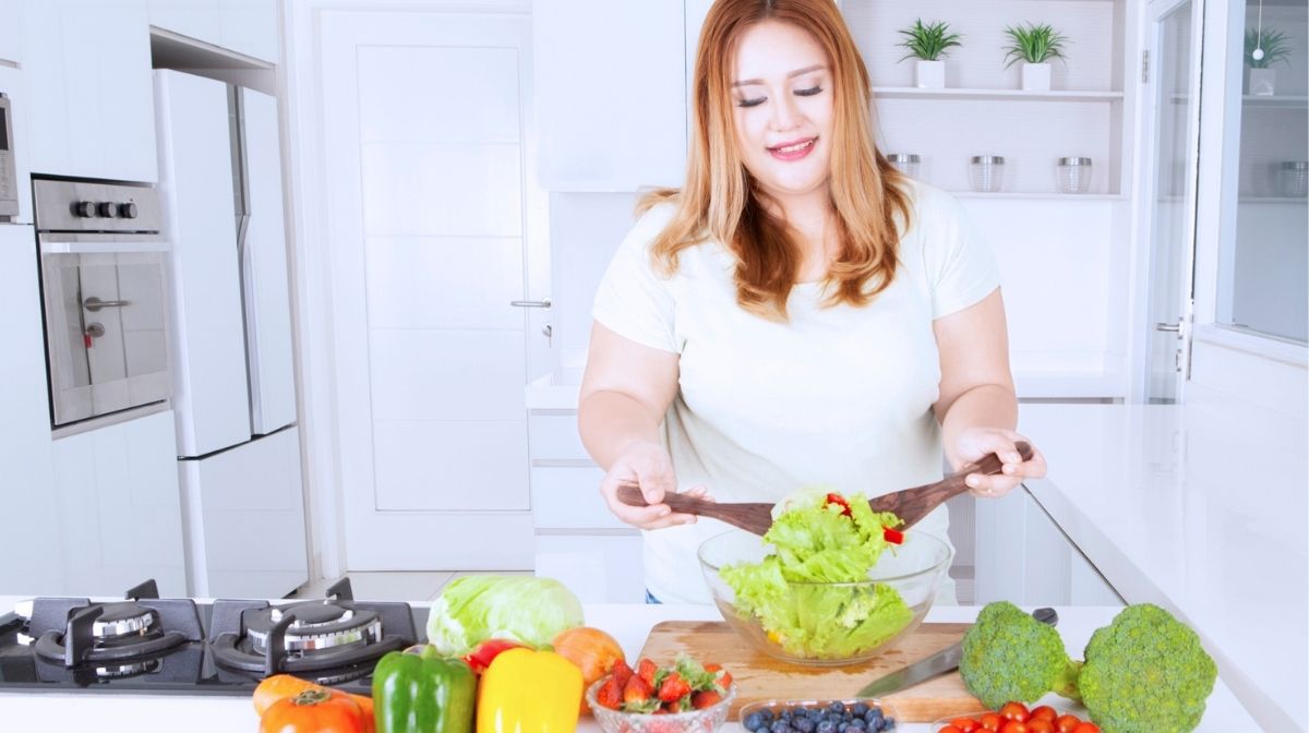 woman preparing a healthy meal